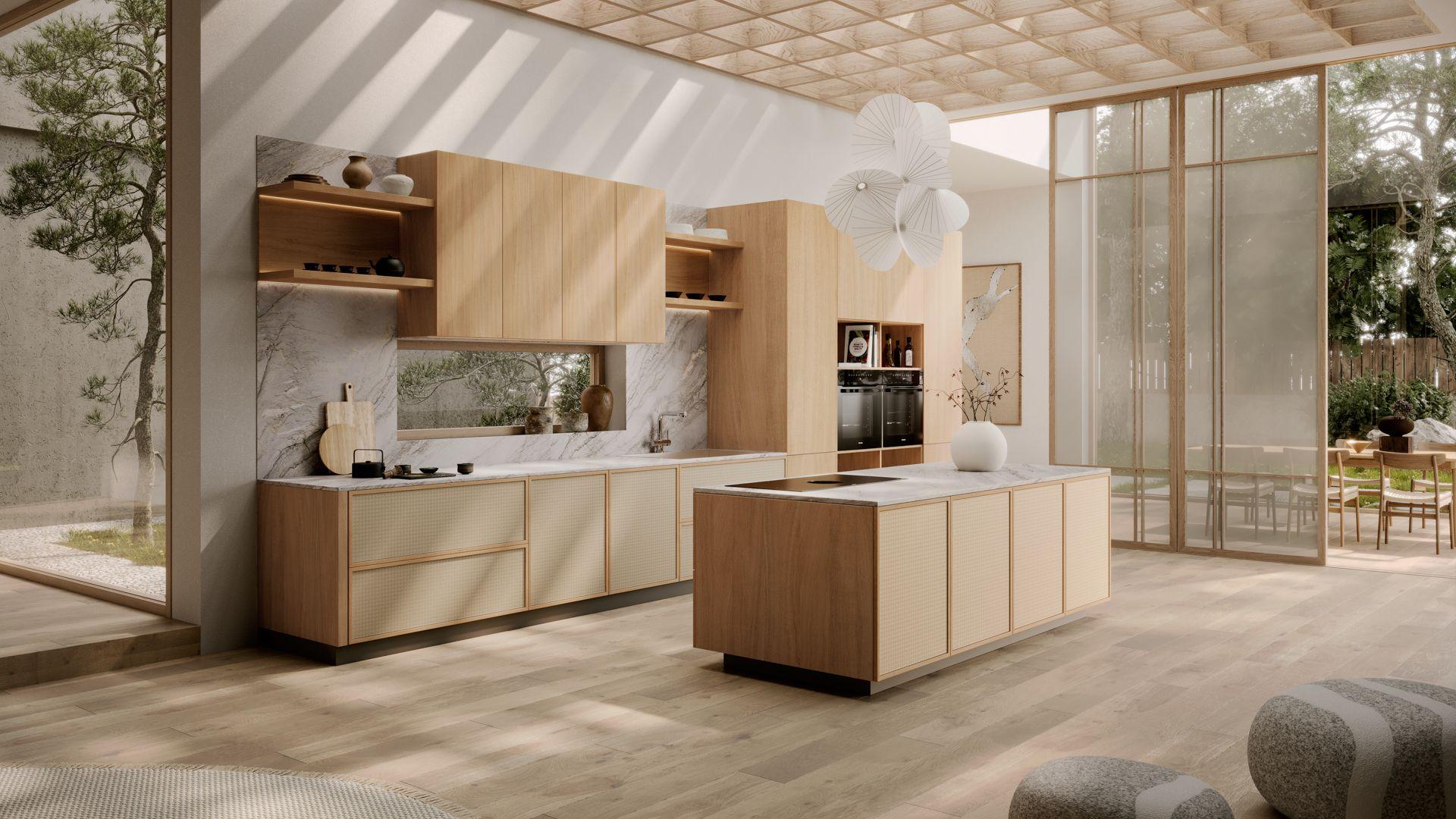 Moderne Japandi-Küche von Sachsenküchen, präsentiert vom Küchenstudio Borcherts in Berlin. Die Küche kombiniert helles Holz, Fronten in Wiener Geflecht und edle Marmor-Arbeitsplatten in einem lichtdurchfluteten Raum.