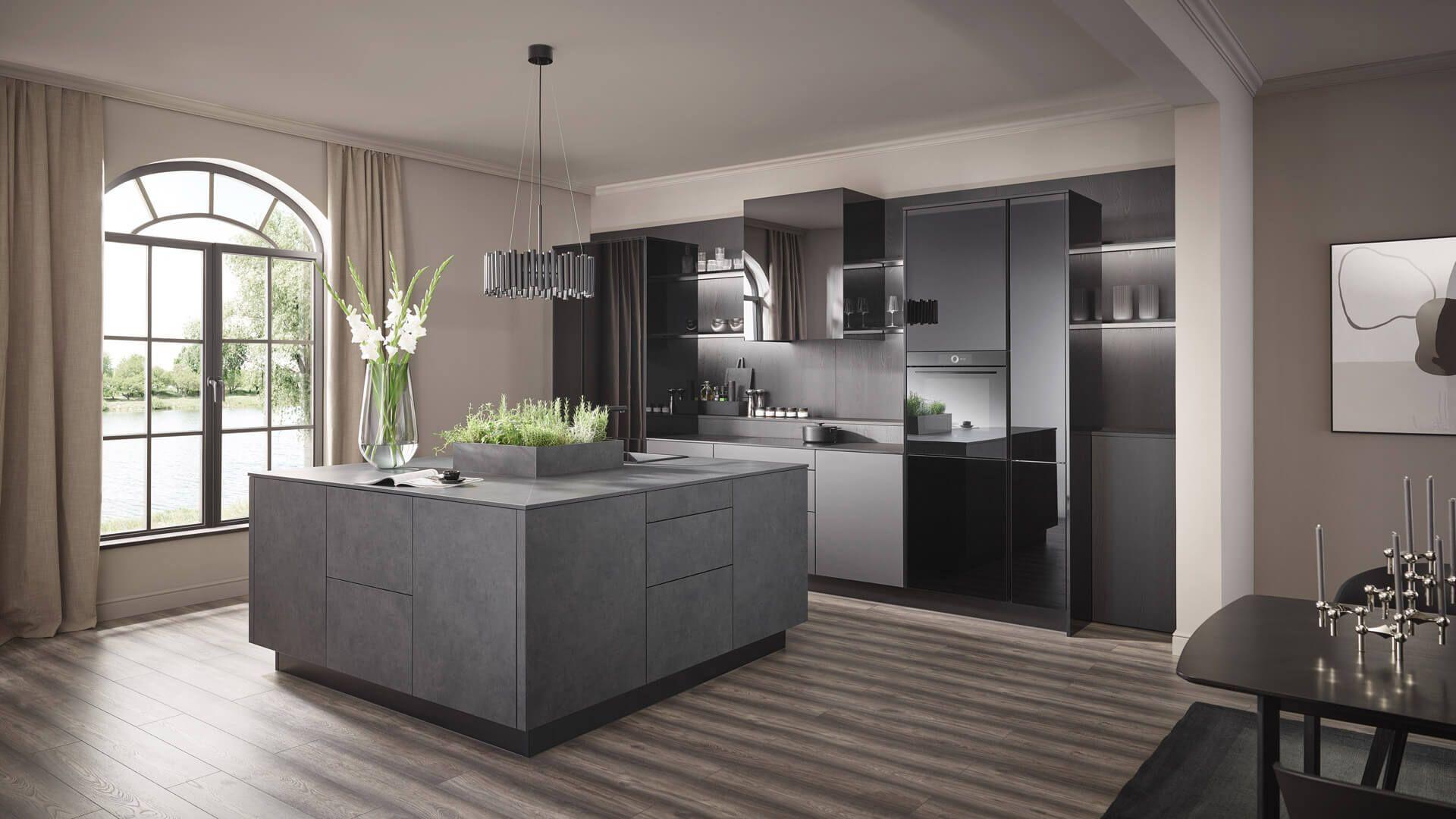 Moderne, dunkle Sachsenküche (Modelle Shila, Alina, Lara) mit großer Kochinsel in Beton-Optik, präsentiert vom Küchenstudio Borcherts in Berlin. Elegante grifflose Fronten, integrierte Glas-Vitrinenschränke und ein offenes, lichtdurchflutetes Küchendesign.